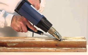 Использование шлифовальных устройств для удаления краски с деревянных окон.jpg